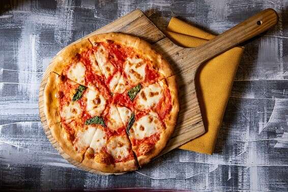 פיצה מרגריטה של הסרפינה // צילום: יהונתן בן חיים